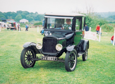 Lot 42 - 1925 Ford Model T Saloon