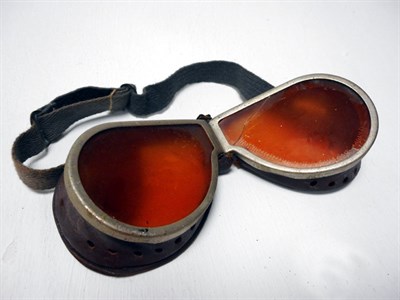 Lot 324 - A Pair of Early Motoring / Aviation Goggles