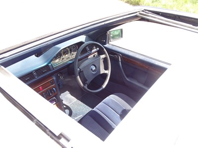 Lot 301 - 1990 Mercedes-Benz 230 CE