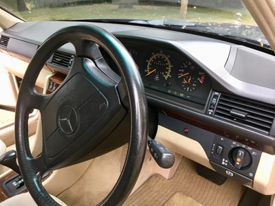 Lot 355 - 1995 Mercedes-Benz E 220
