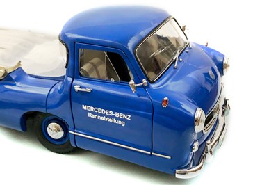 Lot 390 - Mercedes-Benz Renntransporter 1:18 Scale Model by CMC