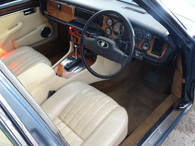 Lot 30 - 1986 Jaguar Sovereign 4.2 Auto