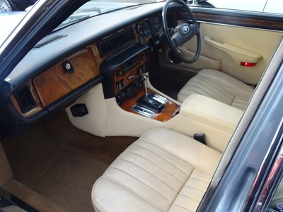 Lot 30 - 1986 Jaguar Sovereign 4.2 Auto