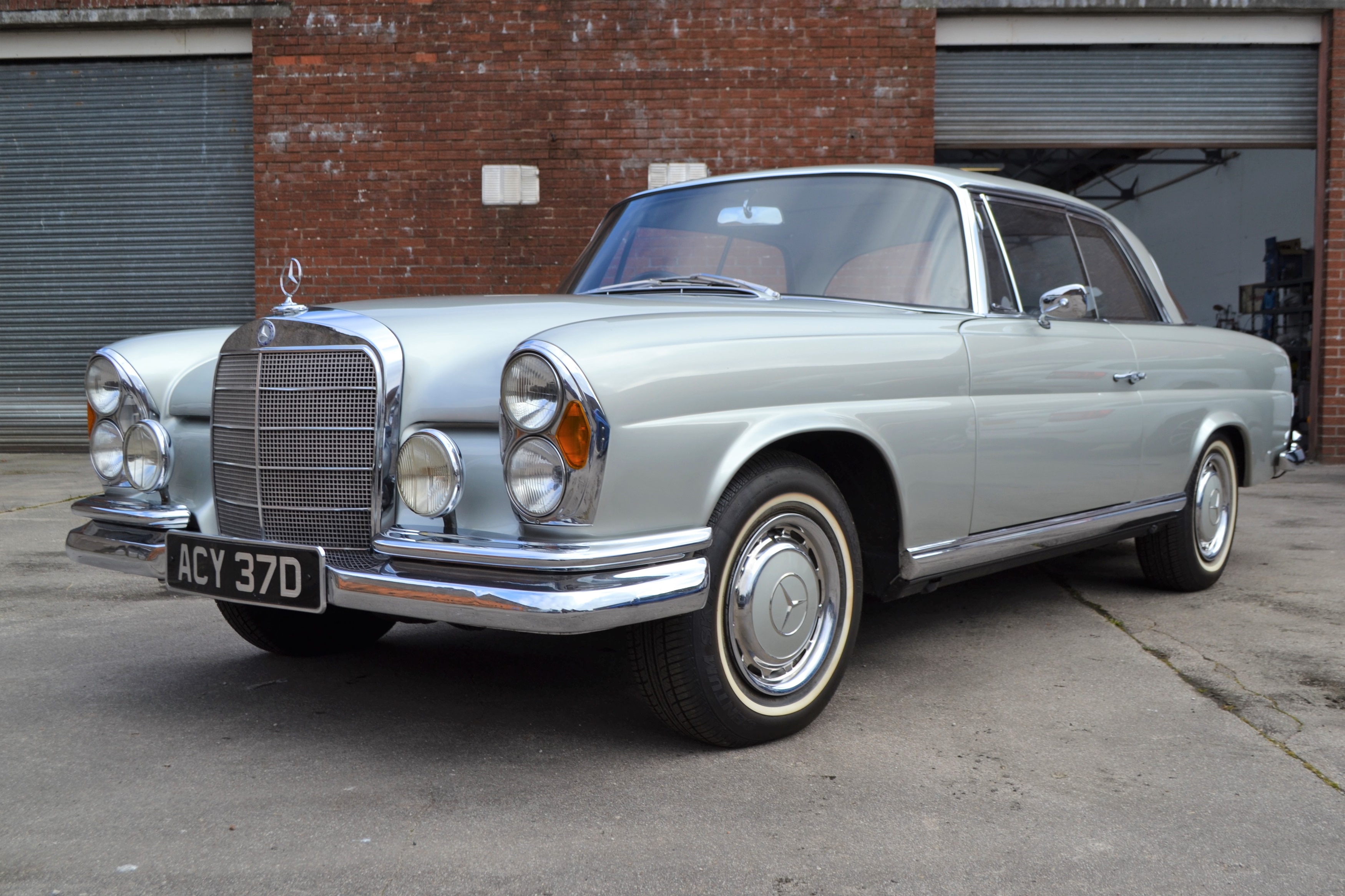 Lot 233 - 1966 Mercedes-Benz 250 SE Coupe