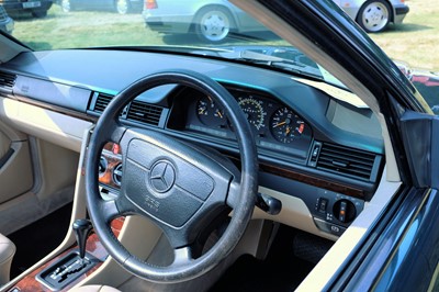 Lot 58 - 1995 Mercedes-Benz E220 Cabriolet