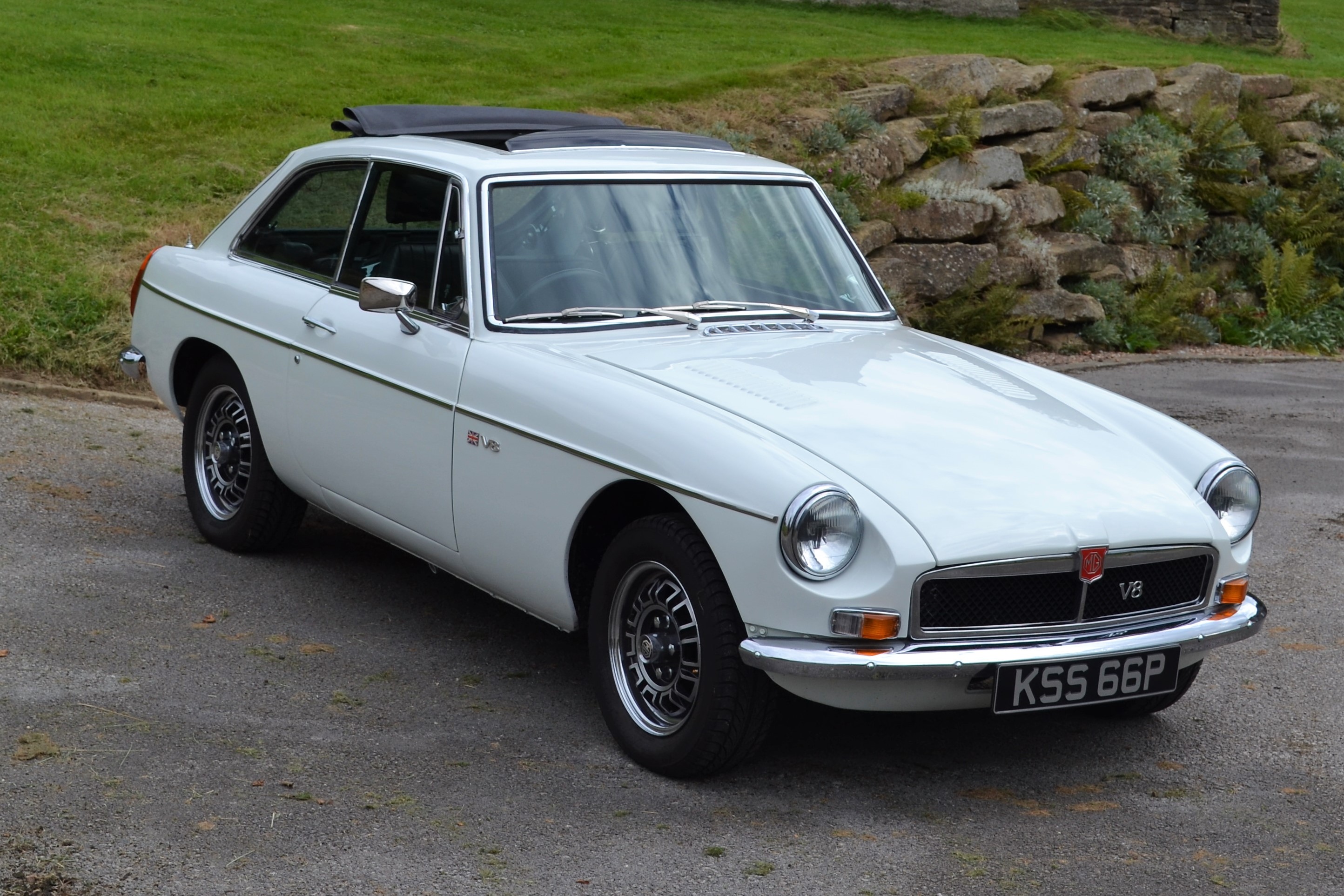 Lot 9 - 1975 MG B GT V8