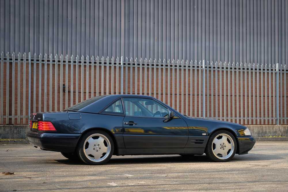 Lot 7 - 1998 Mercedes-Benz SL320