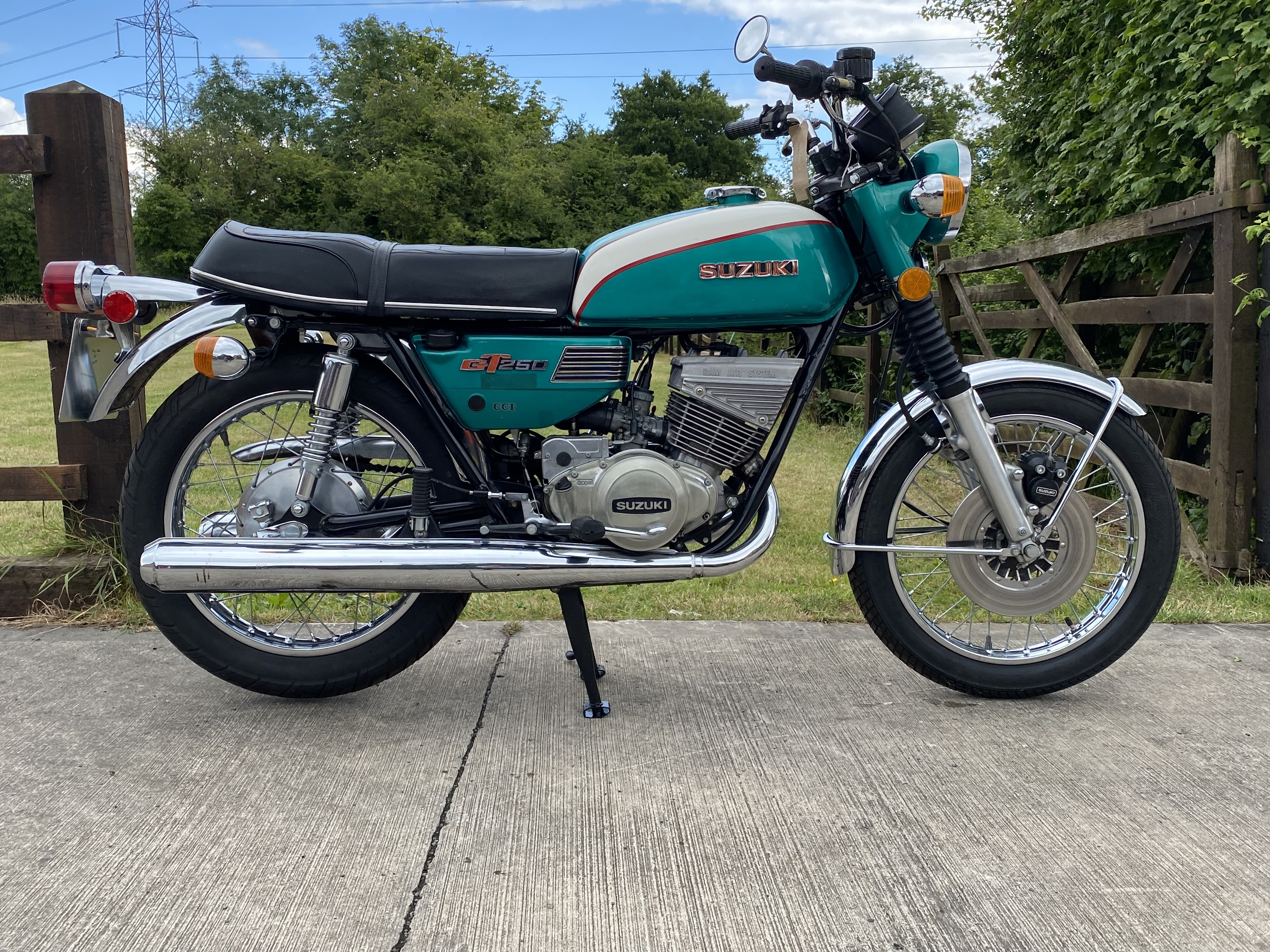 suzuki 250 motorcycle