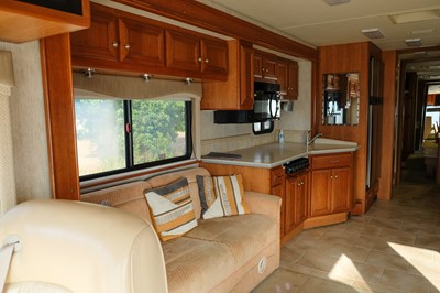 Lot 128 - 2004 Country Coach Inspire 330 RV