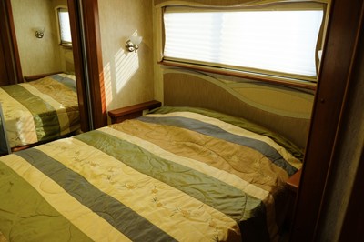 Lot 128 - 2004 Country Coach Inspire 330 RV