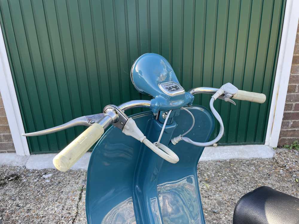 Lot 131 - 1957 Vespa Douglas 92L2