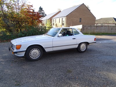 Lot 64 - 1986 Mercedes-Benz 560SL