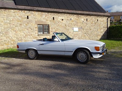 Lot 64 - 1986 Mercedes-Benz 560SL