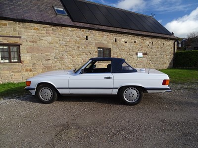 Lot 64 - 1986 Mercedes-Benz 560SL