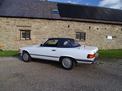 Lot 64 - 1986 Mercedes-Benz 560SL