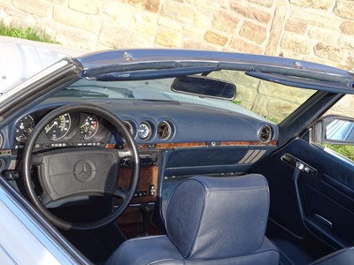 Lot 64 - 1986 Mercedes-Benz 560SL