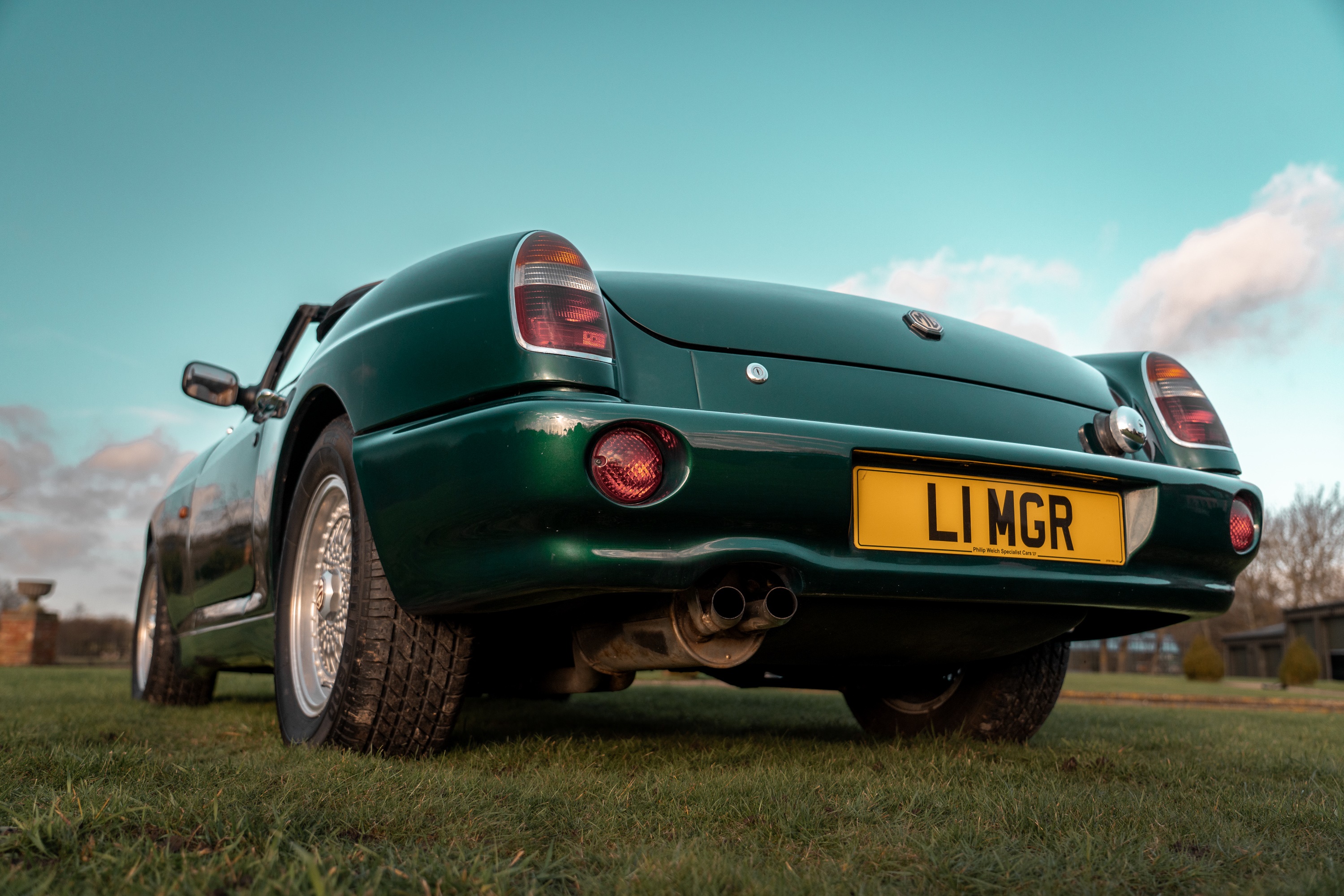 Lot 24 - 1994 MG RV8