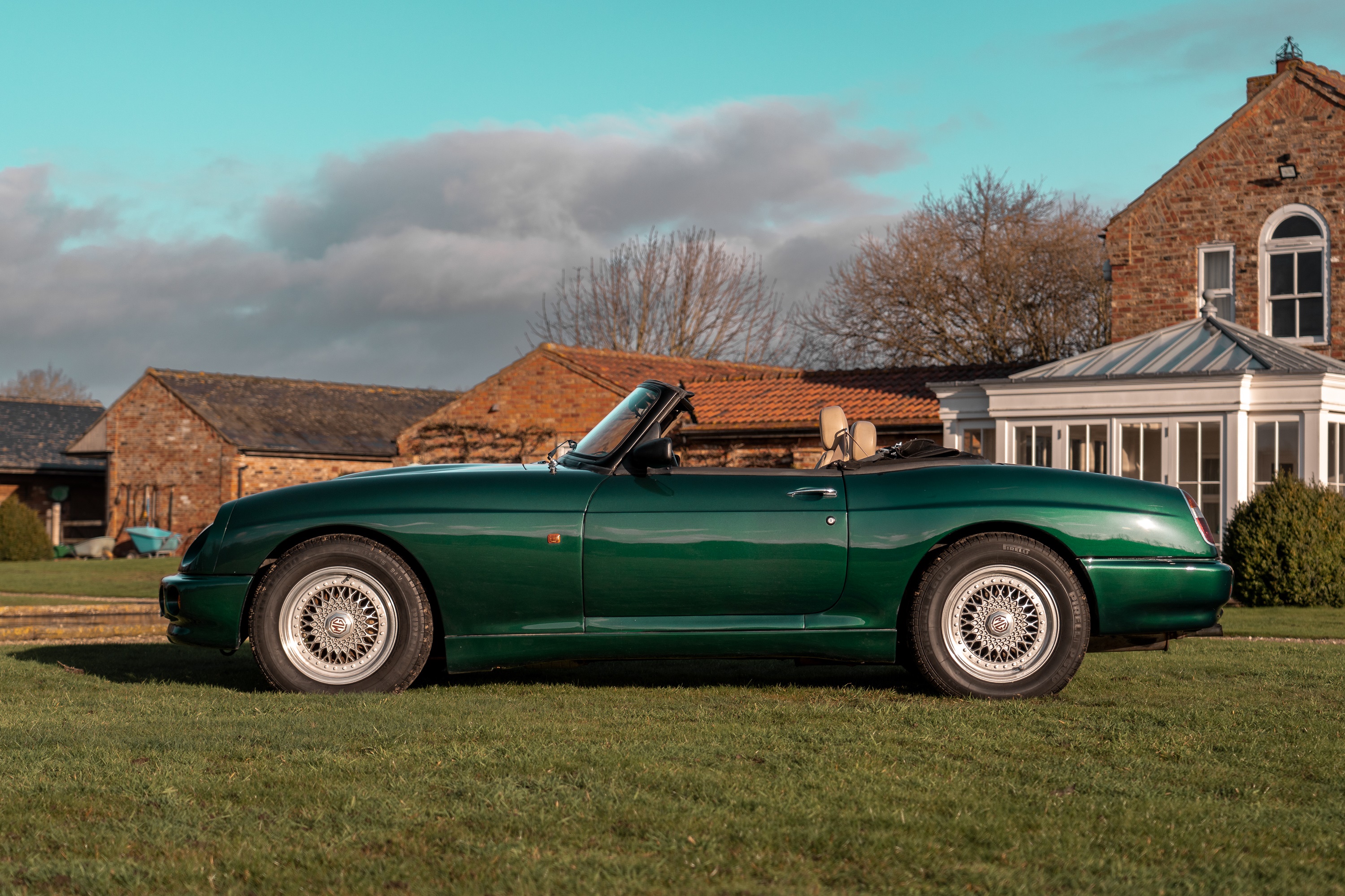 Lot 24 - 1994 MG RV8