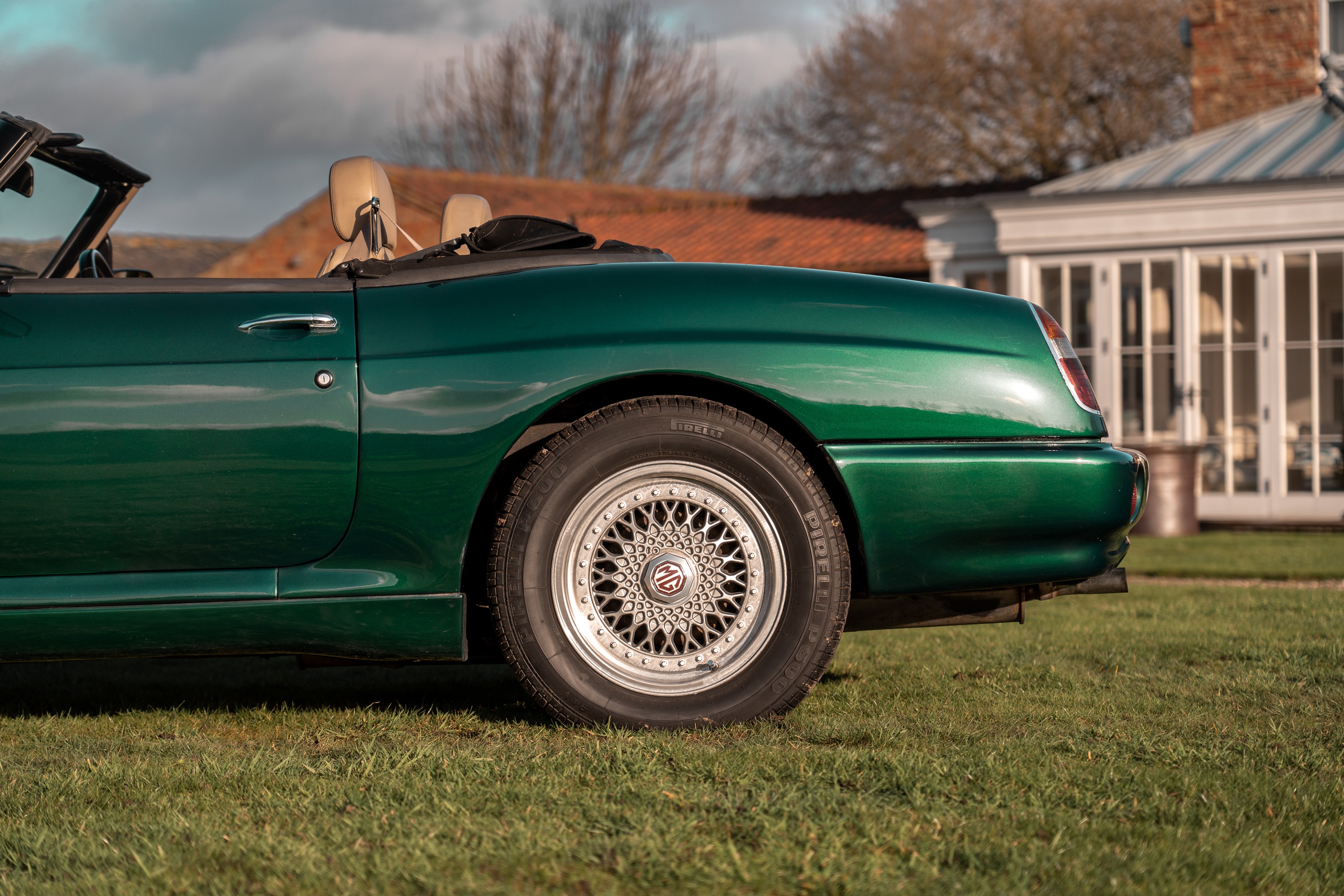 Lot 24 - 1994 MG RV8