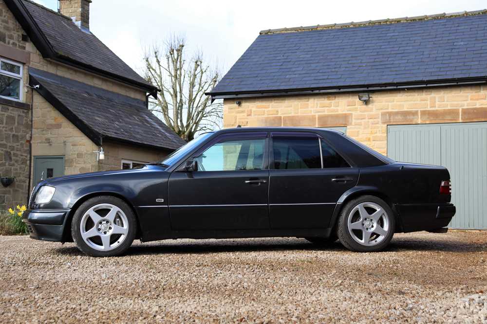 Lot 77 - 1993 Mercedes-benz E500