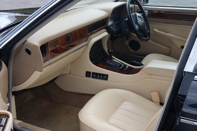 Lot 25 - 1992 Daimler 4.0 Saloon