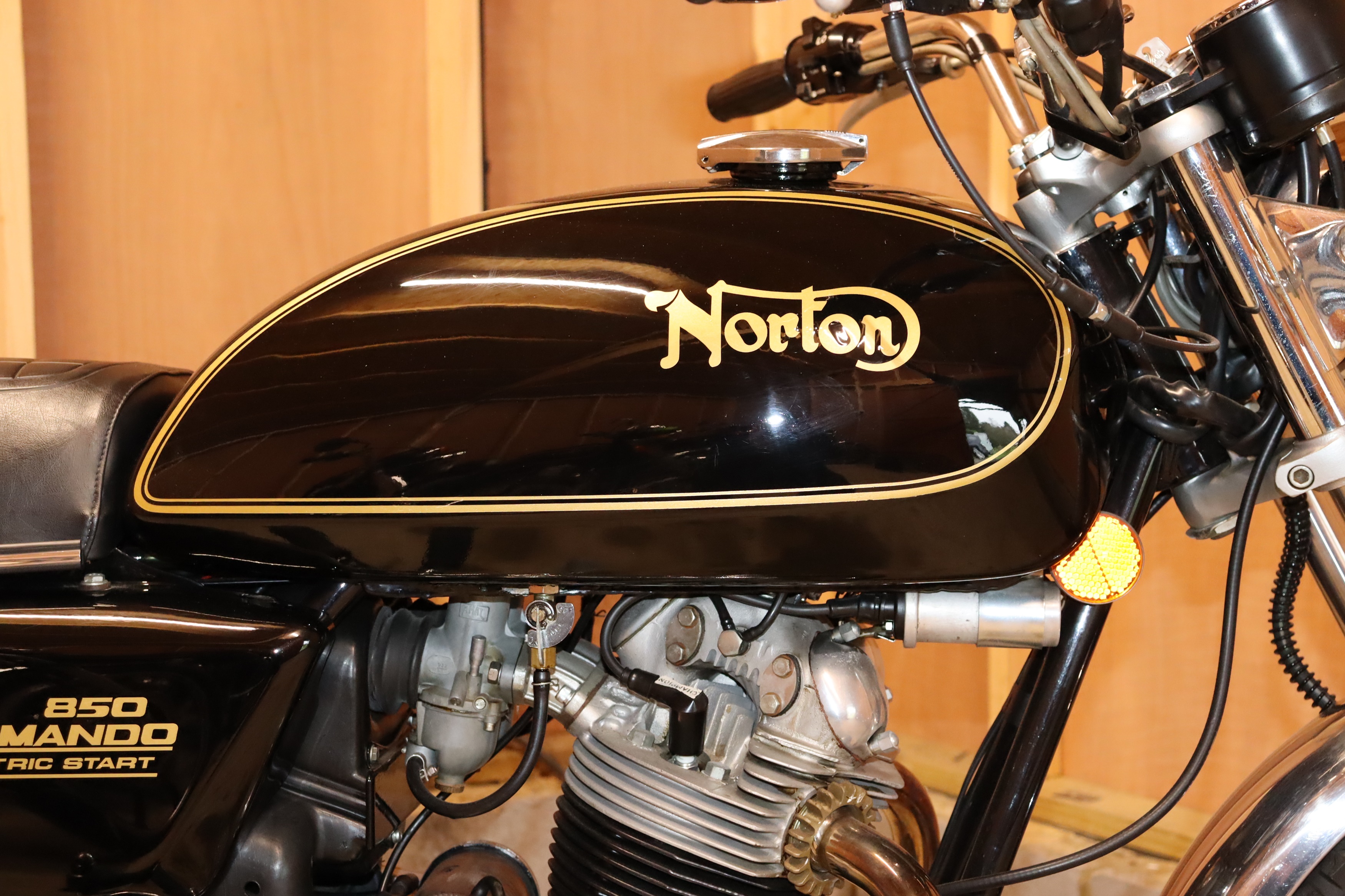 MAQUETTE DE MOTO 1:12, NORTON COMMANDO 850 175 Moto Rouge Et MAQUETTE DE MOTO 1:12, NORTON COMMANDO 850 175 Moto Rouge Et