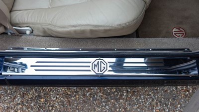 Lot 81 - 1995 MG RV8