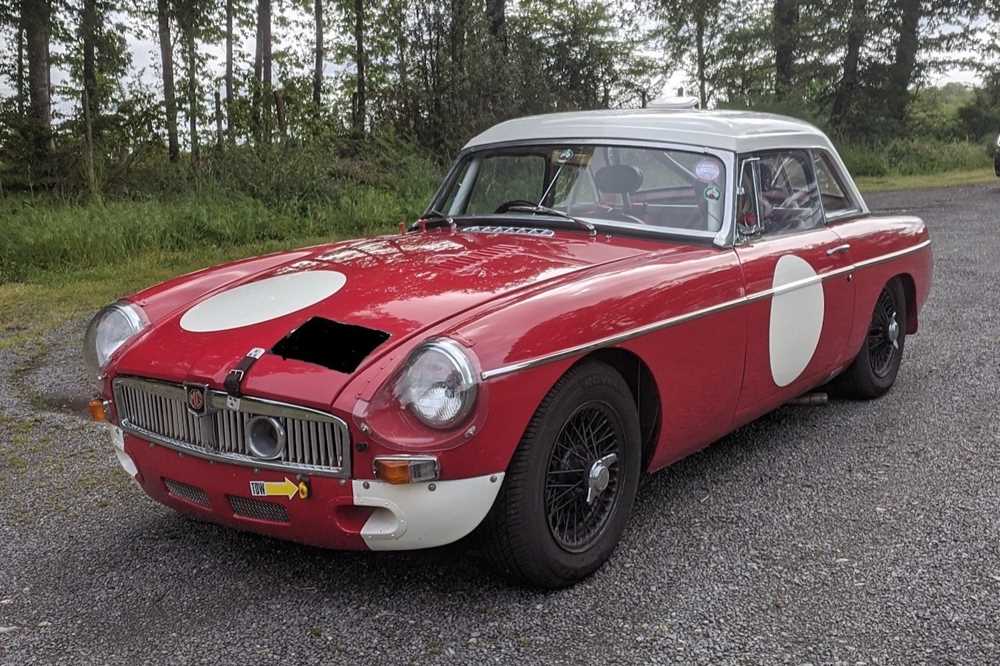 Lot 6 - 1965 MG B Roadster