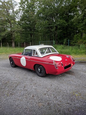 Lot 6 - 1965 MG B Roadster