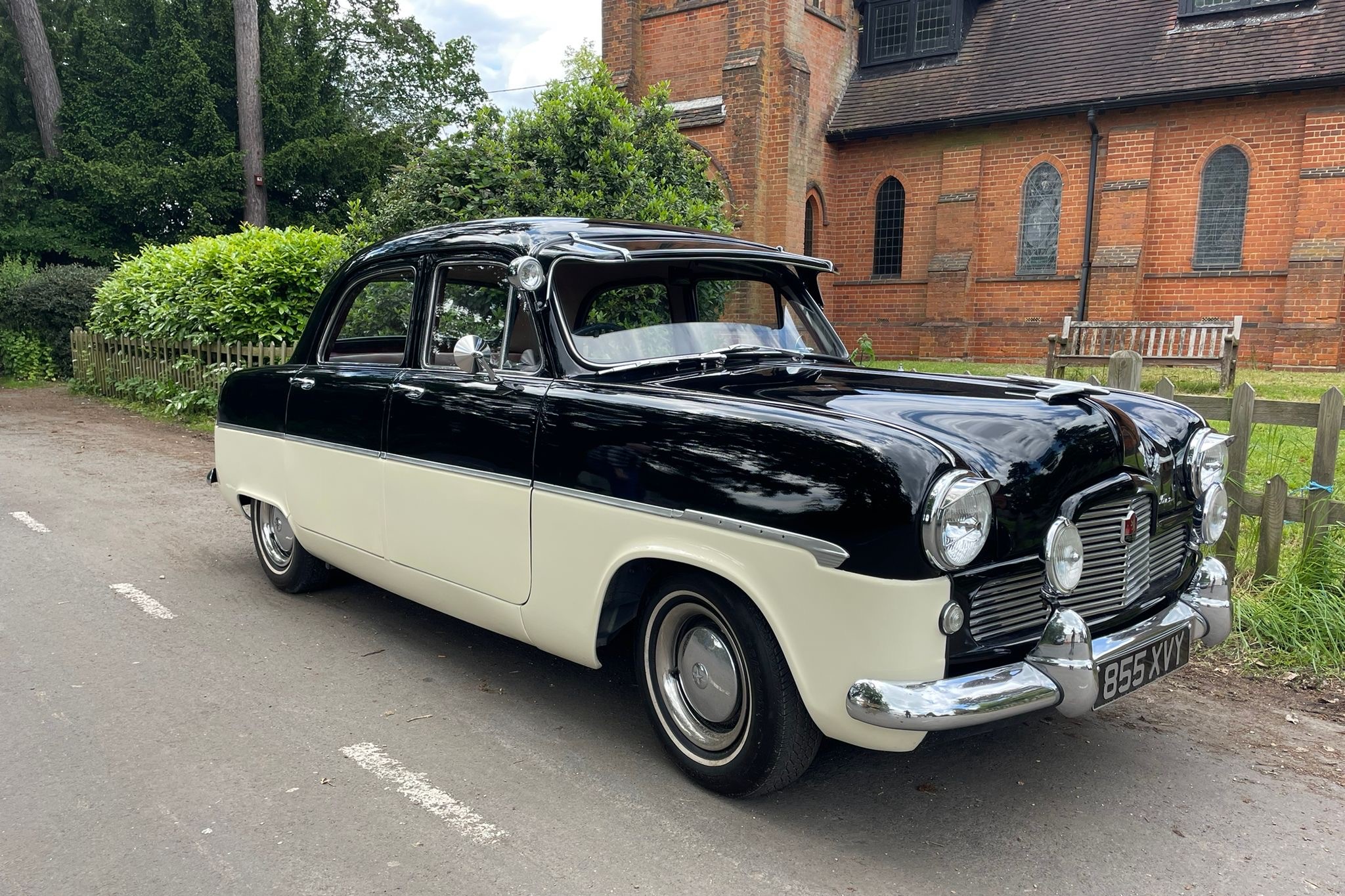 SPOT - ON FORD ZODIAC with head and rear