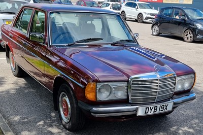 Lot 92 - 1982 Mercedes-Benz 200 Saloon