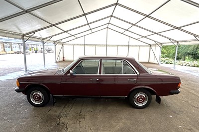 Lot 92 - 1982 Mercedes-Benz 200 Saloon