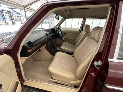 Lot 92 - 1982 Mercedes-Benz 200 Saloon