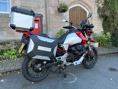 Lot 2022 Moto Guzzi V85TT