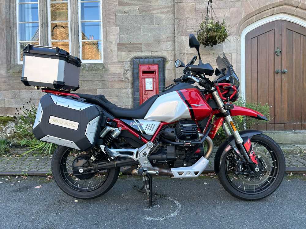 Lot 2022 Moto Guzzi V85TT