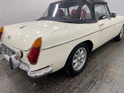 Lot 15 - 1971 MG B Roadster