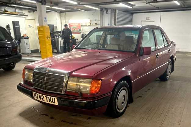 Lot 1991 Mercedes-Benz 260 E