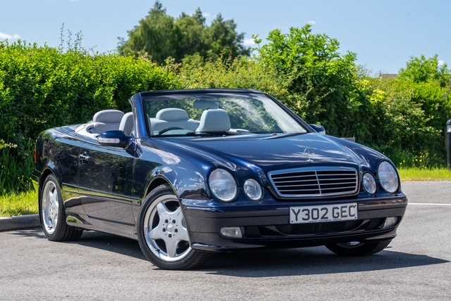 Lot 2001 Mercedes-Benz CLK 320 Elegance Convertible