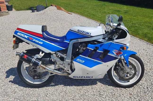 Lot 1990 Suzuki GSXR750L