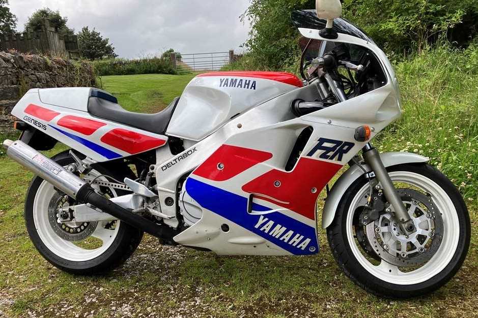 Lot 1989 Yamaha FZR1000 Exup