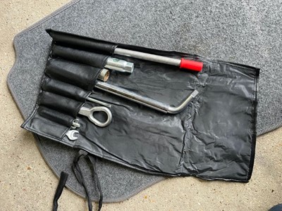 Lot 99 - 1999 Porsche 911 Carrera 4 Cabriolet