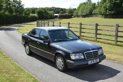 Lot 129 - 1993 Mercedes-Benz E220 Saloon