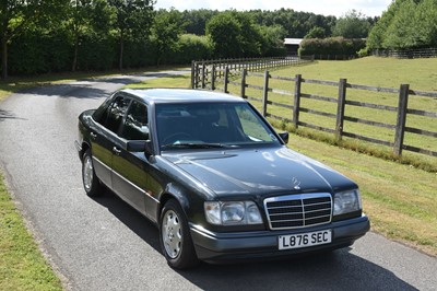 Lot 129 - 1993 Mercedes-Benz E220 Saloon