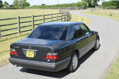 Lot 129 - 1993 Mercedes-Benz E220 Saloon