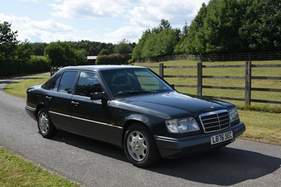 Lot 129 - 1993 Mercedes-Benz E220 Saloon