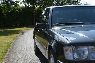 Lot 129 - 1993 Mercedes-Benz E220 Saloon