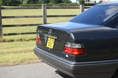 Lot 129 - 1993 Mercedes-Benz E220 Saloon