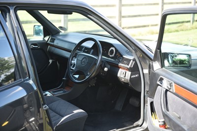 Lot 129 - 1993 Mercedes-Benz E220 Saloon