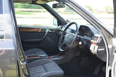 Lot 129 - 1993 Mercedes-Benz E220 Saloon