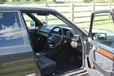 Lot 129 - 1993 Mercedes-Benz E220 Saloon